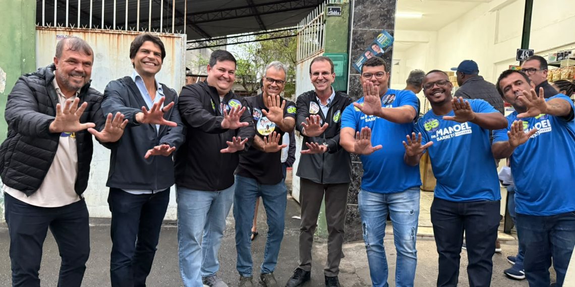 Política de muro baixo: em Nova Iguaçu e debaixo de chuva, Paes recebe apoio de vereador do PL 48 Paes e Pedro Paulo com vereadores de Nova Iguaçu, entre eles, Manoel Barreto, do PL