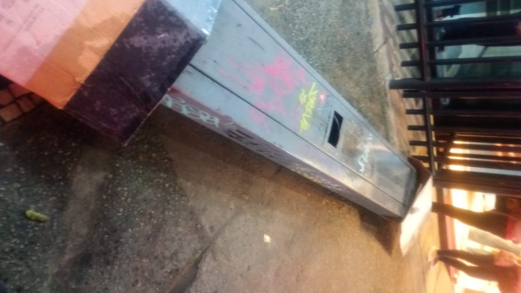 Poste cai em Copacabana e deixa mulher e criança feridas