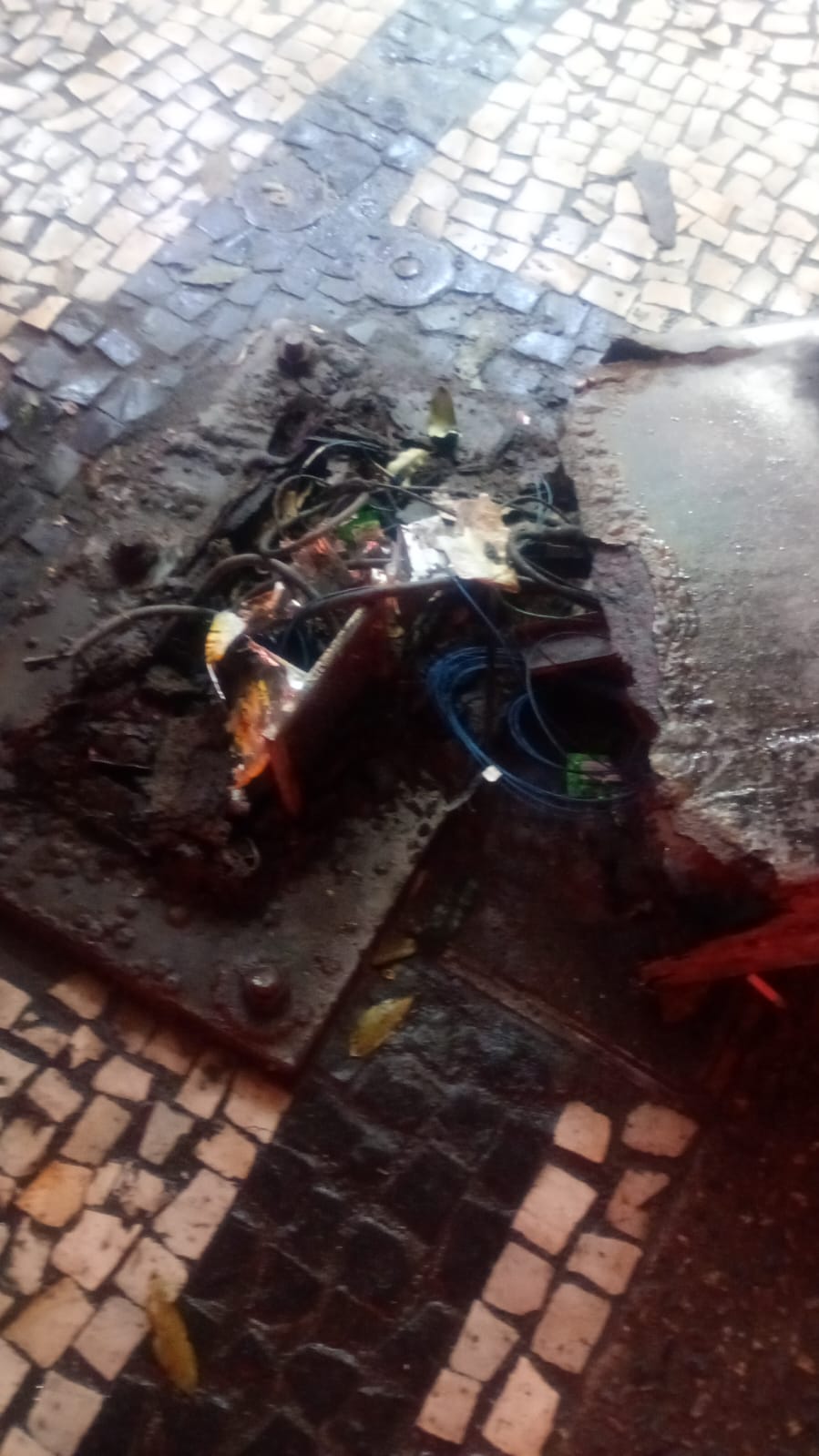 Poste cai sobre e deixa mulher e criança feridos em Copacabana 49 WhatsApp Image 2026 08 26 at 08.15.33 1