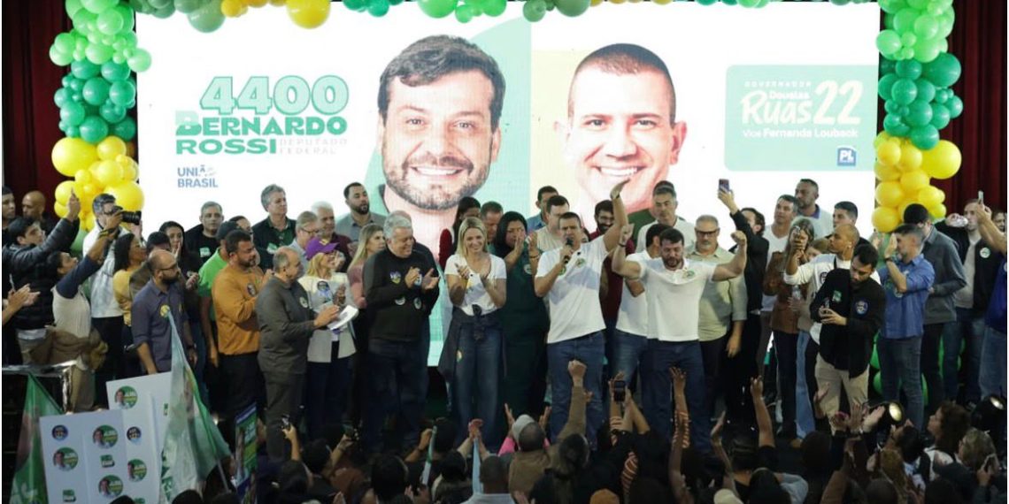 O painel do lançamento de campanha de Bernardo Rossi (União) a deputado federal, em Petrópolis, tem Douglas Ruas, mas não Flávio Bolsonaro
