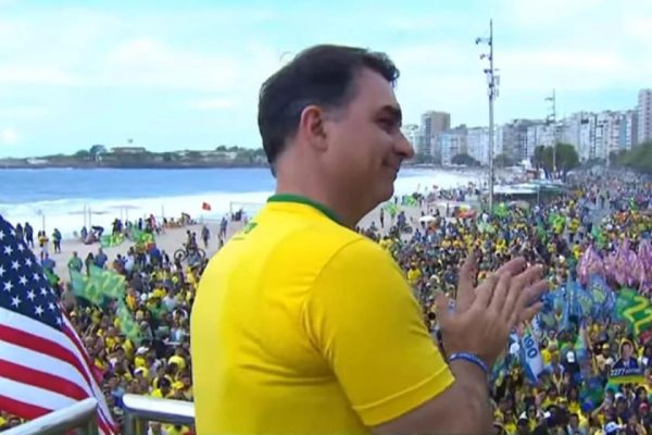 Na zona de xeque-mate: Flávio Bolsonaro vai priorizar Rio, São Paulo e Minas na campanha e planeja desembarcar por aqui mais quatro vezes até a eleição