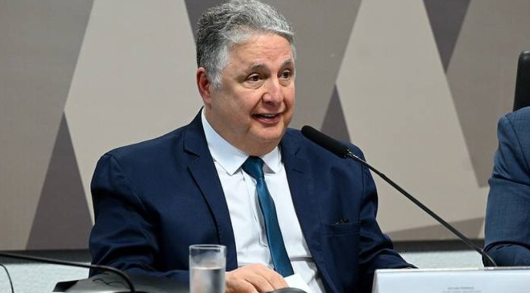 TSE derruba restrições impostas a Anthony Garotinho pelo Tribunal Regional Eleitoral; ex-governador volta a ter acesso ao fundo e à propaganda eleitoral 48 Anthony Garotinho volta a ter acesso ao fundo e à propaganda eleitoral