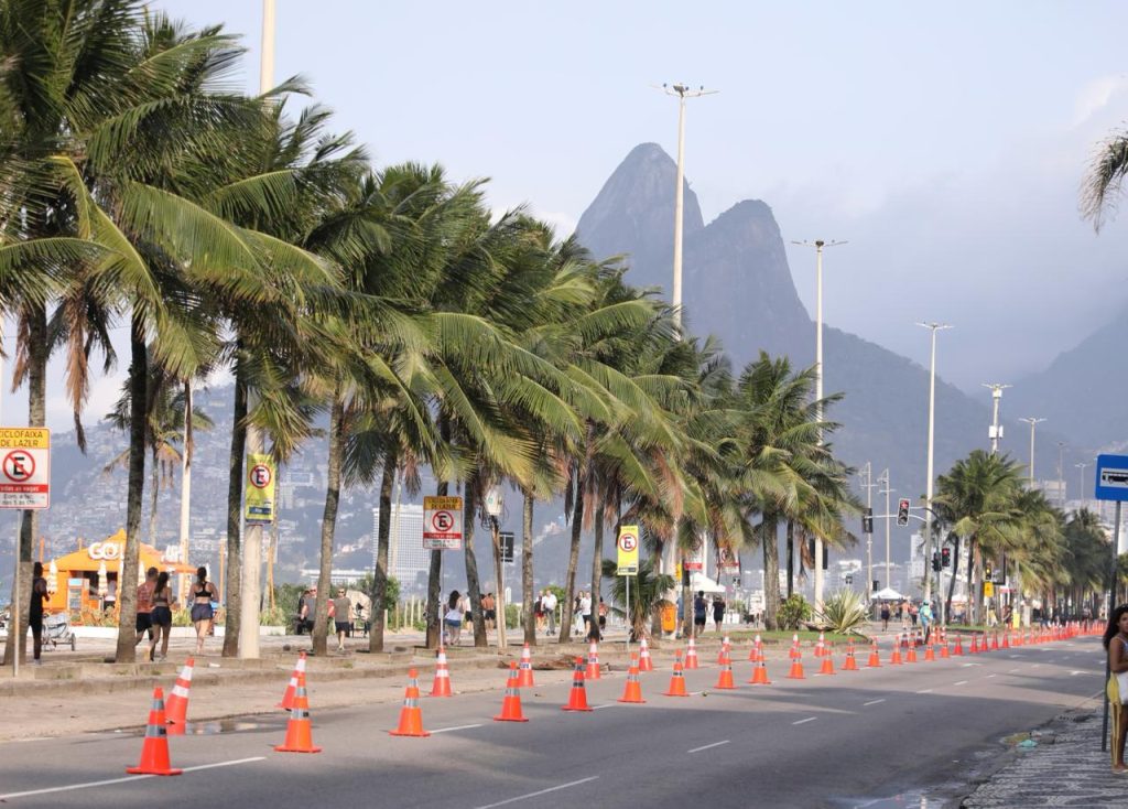 Nova ciclofaixa de lazer muda circulação na orla entre Leblon e Copacabana; veja como funciona