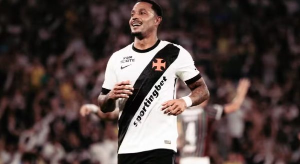 Polícia Civil faz busca e apreensão em endereços de David Corrêa, atacante do Vasco, por tráfico de drogas e armas; jogador do Santos é preso em SP