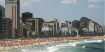 Praia de Copacabana, com prédios ao fundo