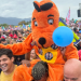 Fantasia de cachorro vira atração em ato de Lula em Bangu