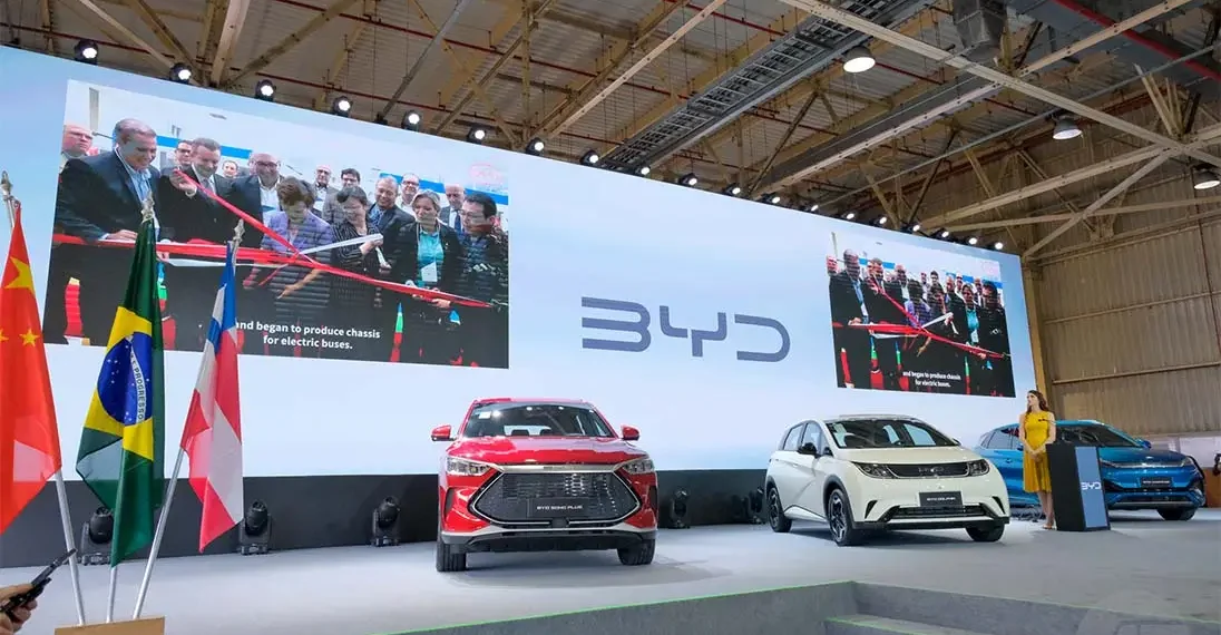 Evento de anúncio da BYD, com carros expostos
