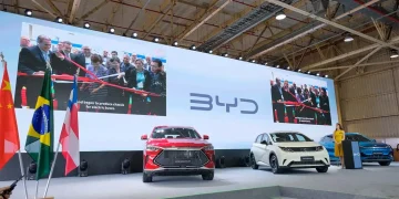 Evento de anúncio da BYD, com carros expostos