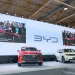 Evento de anúncio da BYD, com carros expostos