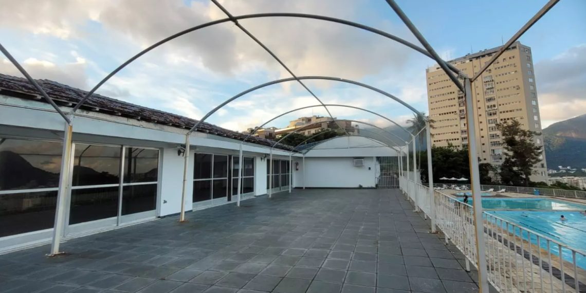 O espaço está localizado em uma das áreas mais valorizadas do Rio, no Alto Leblon