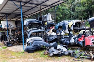Desmonte: operação do Detran-RJ fecha ferro-velho irregular e encontra peças de carros roubados em Teresópolis 49 Peças e carcaças de veículos foram encontradas no estabelecimento fiscalizado pelo Detran RJ em Teresópolis. O local não tinha cadastro no órgão nem etiquetas obrigatórias de rastreabilidade.