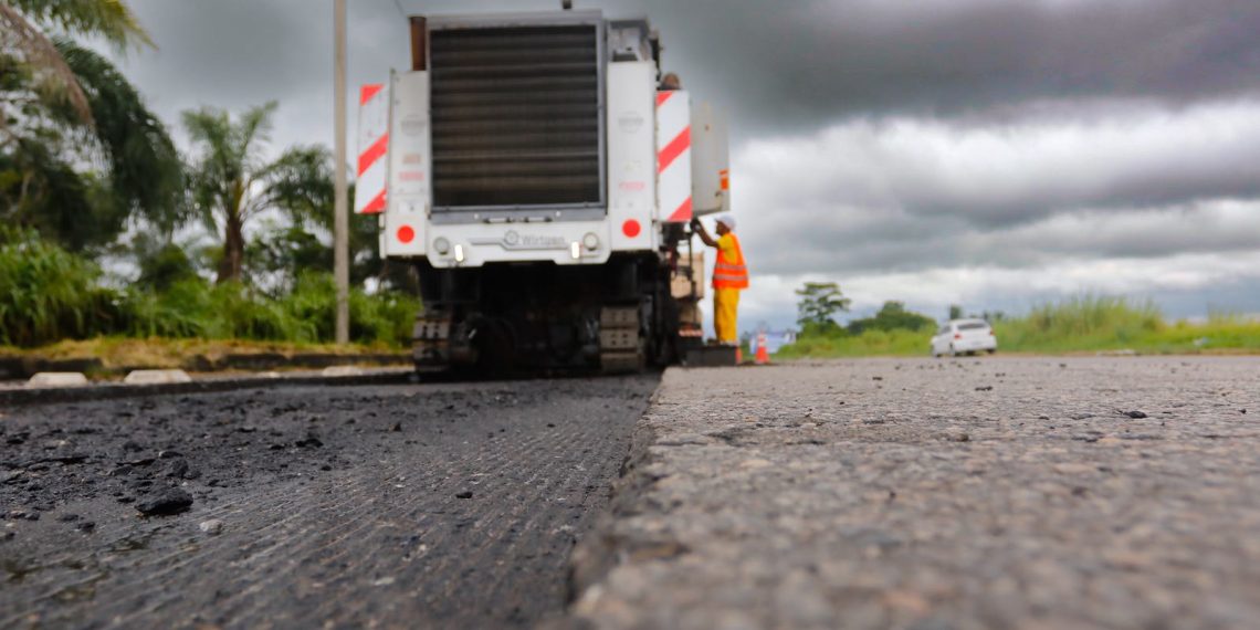 TCMRio libera licitações e Asfalto Liso avança na Zona Oeste e Zona Norte em pacote de R$ 875,9 milhões 48 Obras do programa Asfalto Liso na Avenida Brasil, entre Realengo e Santa Cruz. Na nova etapa, Barra, Recreio e Jacarepaguá recebem contrato de R$ 282,4 milhões. Foto: Prefeitura do Rio