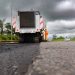TCMRio libera licitações e Asfalto Liso avança na Zona Oeste e Zona Norte em pacote de R$ 875,9 milhões 53 Obras do programa Asfalto Liso na Avenida Brasil, entre Realengo e Santa Cruz. Na nova etapa, Barra, Recreio e Jacarepaguá recebem contrato de R$ 282,4 milhões. Foto: Prefeitura do Rio