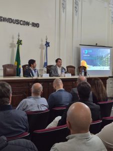 O Café Empresarial foi conduzido pelo vice-presidente do Sinduscon-Rio, Vinicius Benevides, que, na abertura, destacou a mudança na forma como o setor enxerga a sustentabilidade.