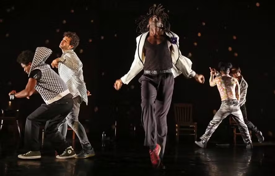 Os amantes das artes cênicas têm um encontro marcado com a 24ª edição do Festival Dança em Trânsito, que movimenta a cidade até o dia 11 de agosto com companhias do Brasil e de países como Coreia do Sul, França, Itália e Luxemburgo.No domingo (09), a programação chega à Praça Mauá, na Região Portuária, que recebe uma maratona de apresentações gratuitas ao ar livre ao longo do dia. O festival também conta com espetáculos a preços populares (R$ 20 a inteira) nos teatros Carlos Gomes, Nelson Rodrigues e João Caetano, além do Espaço Tápias. A programação completa e os ingressos para as salas fechadas estão disponíveis no site do evento.