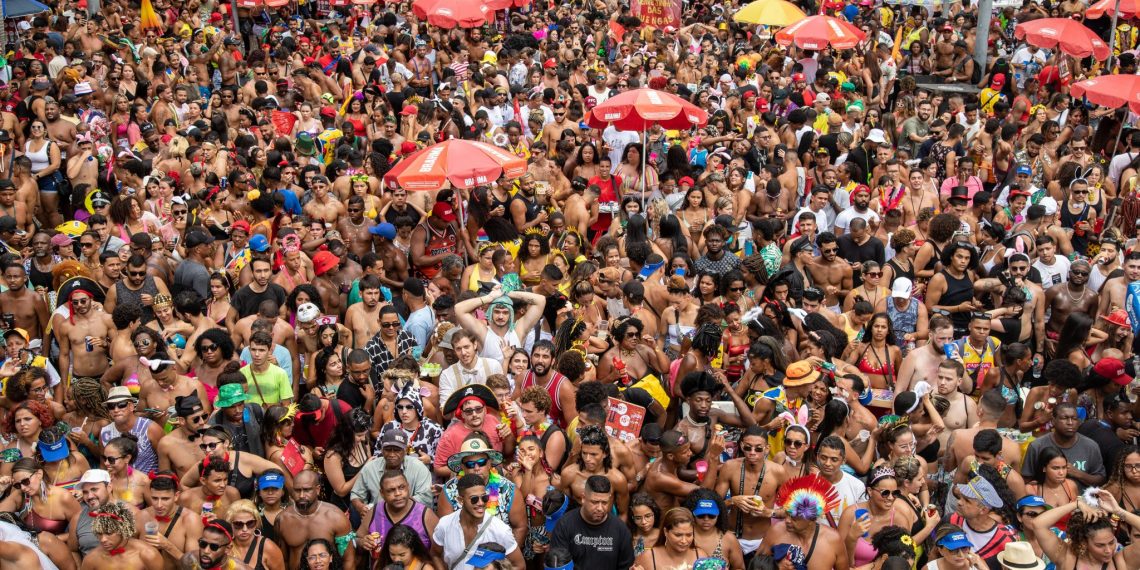 desfile de blocos de rua durante carnaval no Rio