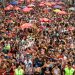 desfile de blocos de rua durante carnaval no Rio