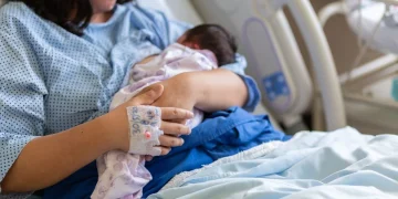 Projeto aprovado pela Alerj prevê 60 dias extras de licença para servidores estaduais em casos de nascimento de criança com deficiência ou doença rara