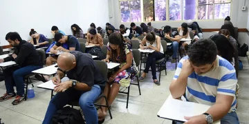 Pessoas fazendo prova de concurso