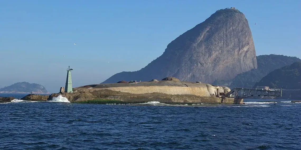 Forte da Laje, na entrada da Baía de Guanabara, próximo ao local onde uma família relatou ter sido assaltada durante passeio de jet ski neste domingo (30) — Foto: Reprodução