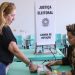 Mulher no processo para registrar seu voto