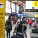 Passageiros aguardando embarque em aeroporto