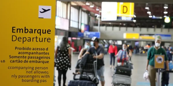 Passageiros de aviões, esses incoerentes! 48 Passageiros aguardando embarque em aeroporto