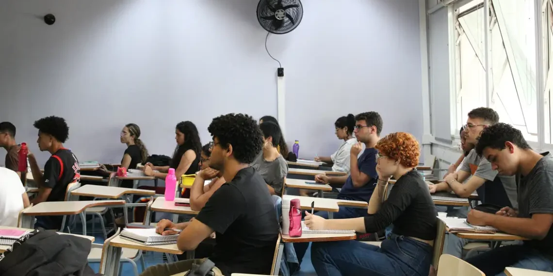 Pessoas fazendo prova de concurso