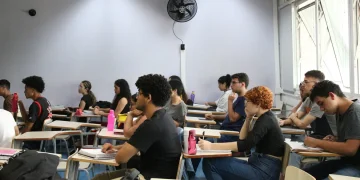 Pessoas fazendo prova de concurso