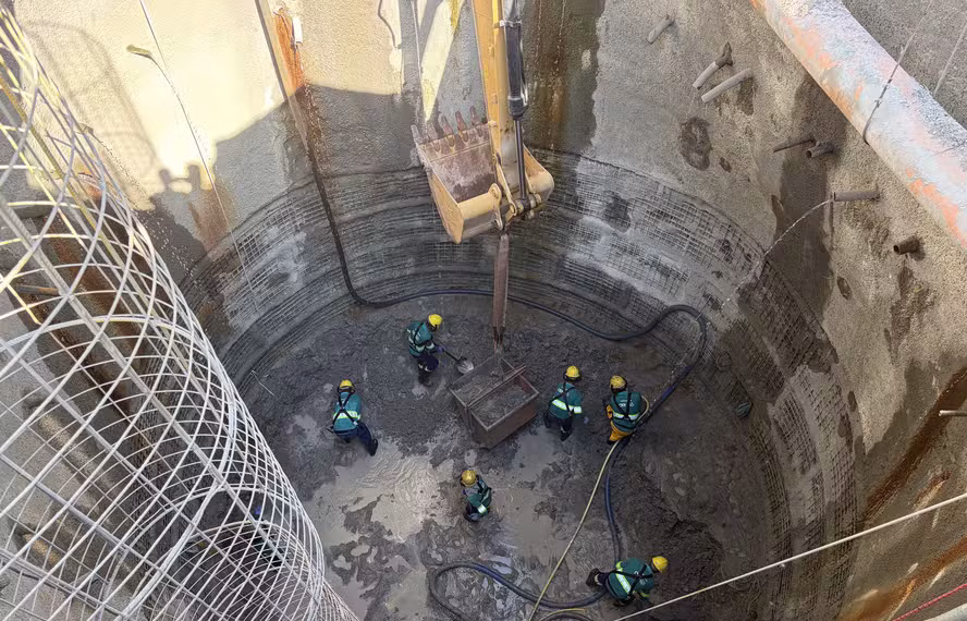 Obra de um poço de visita, que dará origem a um tronco-coletor na região da Maré, para regularizar ligações de água e esgoto