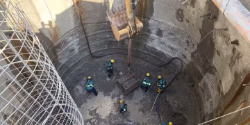 Obra de um poço de visita, que dará origem a um tronco-coletor na região da Maré, para regularizar ligações de água e esgoto