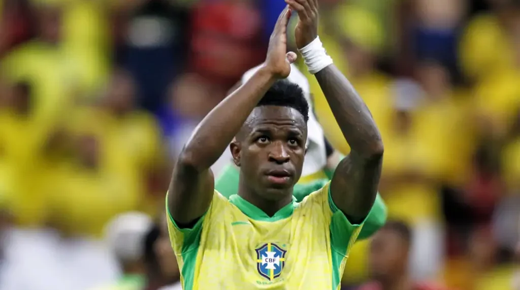 Vinícius Jr. com o uniforme da seleção brasileira