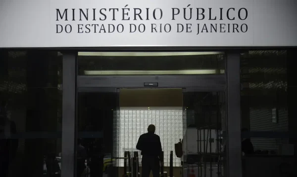 Ex-padre de Niterói é condenado a 48 anos de prisão por estupro de enteados; ele incentivava uma das crianças a se jogar do terraço para 'encontrar Papai do Céu' 47 De acordo com o MPRJ, os crimes ocorreram entre outubro de 2020 e maio de 2021