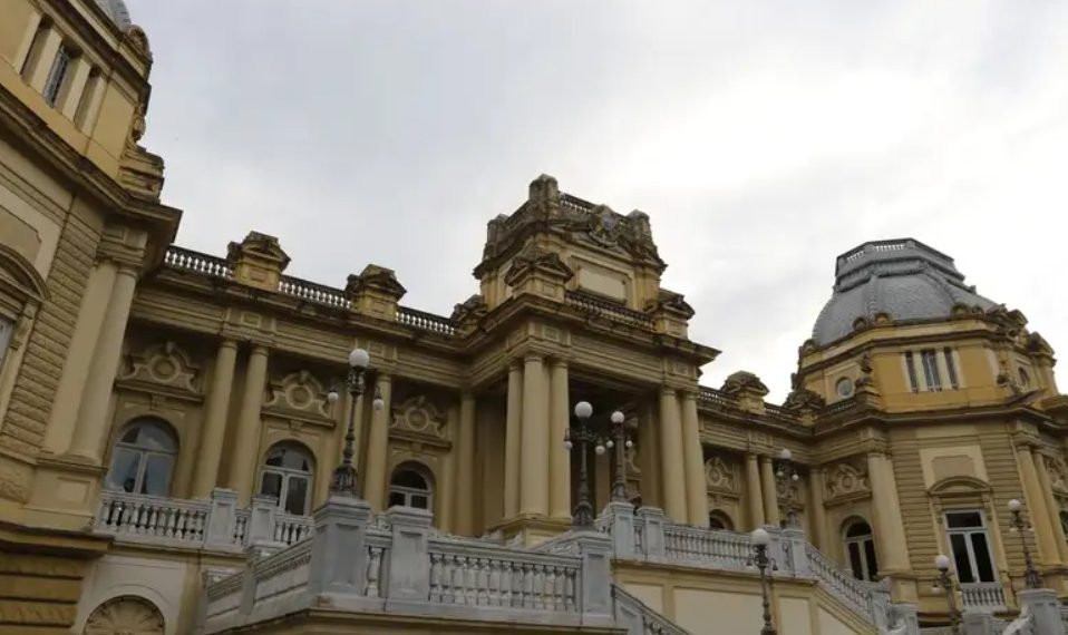 Casa Civil segue o ritmo de Couto e fecha o dia no azul: Desenvolvimento Econômico e Rio Metrópole dominam as nomeações 48 Assim como no balanço do chefe do Executivo, as nomeações superaram as exonerações no Diário Oficial