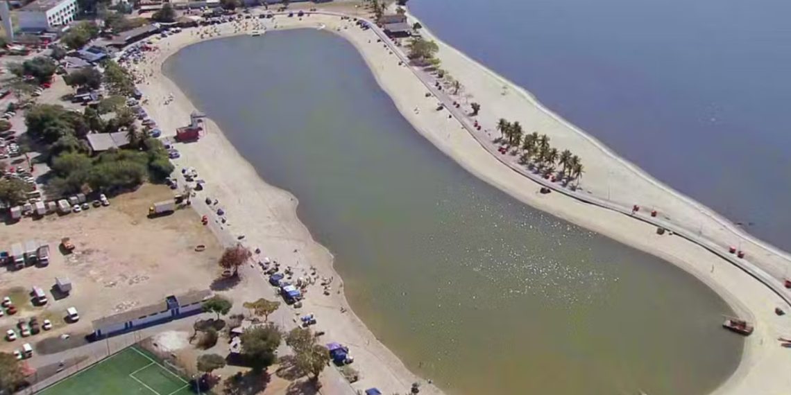 Os trabalhos incluem a limpeza do fundo, a remoção de resíduos e a desinfecção da areia
