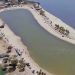 Os trabalhos incluem a limpeza do fundo, a remoção de resíduos e a desinfecção da areia