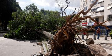 Estragos provocados pelos fortes ventos que atingiram a cidade em julho