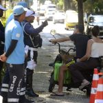 O decreto torna obrigatório o uso de capacete para todos os condutores e passageiros autorizados