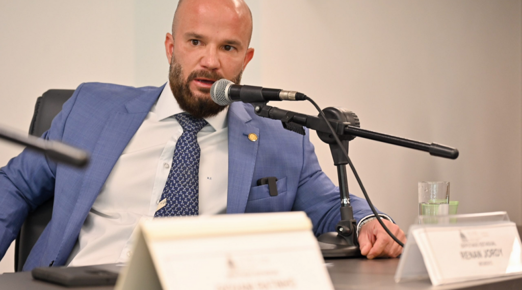 TRE-RJ bate o martelo no início da campanha e garante a Renan o uso de 'Jordy' como 'sobrenome' eleitoral 48 Renan Jordy poderá disputar as eleições de 2026 com o mesmo nome de urna usado em 2022
