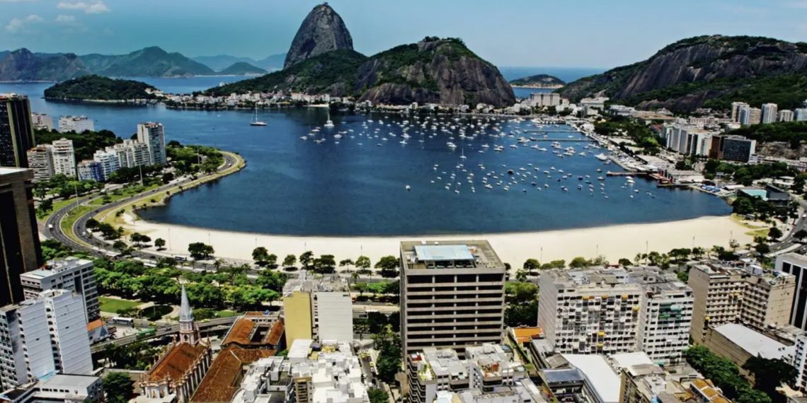 O estudo também mostra que 90,3% dos trabalhadores têm carteira assinada por prazo indeterminado
