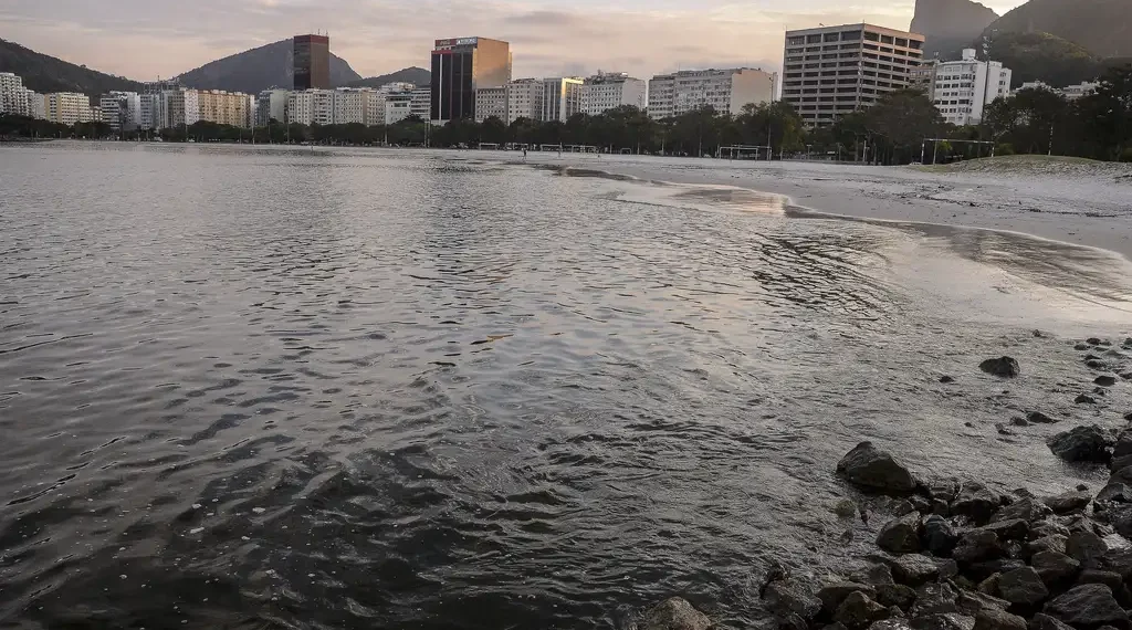 Praia de Botafogo, um dos cartões-postais da Zona Sul do Rio, teve o projeto de balneabilidade, orçado em R$ 103 milhões, revogado pelo Fundo Estadual de Conservação Ambiental (FECAM).