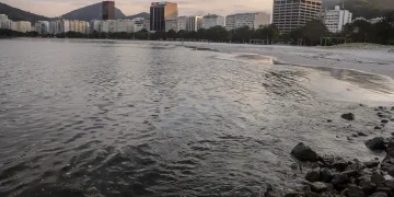 Praia de Botafogo, um dos cartões-postais da Zona Sul do Rio, teve o projeto de balneabilidade, orçado em R$ 103 milhões, revogado pelo Fundo Estadual de Conservação Ambiental (FECAM).