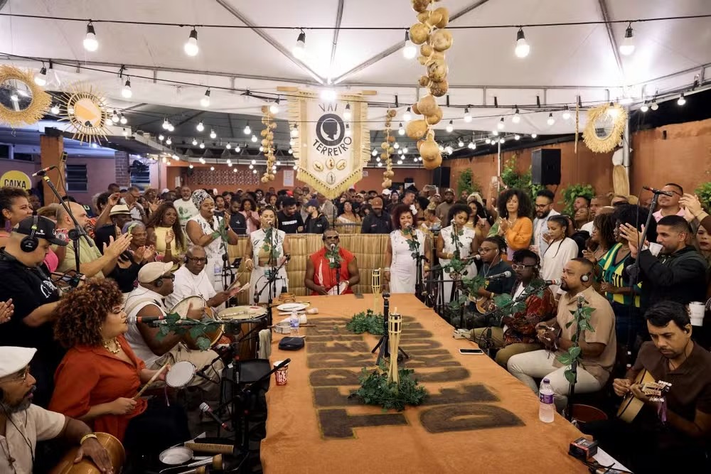 A região da Pequena África recebe neste sábado (8), a partir das 14h, a 5ª edição da FliSamba. O evento ocupa a Casa Savana, na Rua Camerino, 162, Centro. A programação gratuita reúne shows, feira de empreendedorismo, lançamentos de livros e debates sobre carnaval e memória