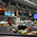 Confederação Nacional do Comércio lança campanha para pedir que PEC do fim da escala 6x1 não seja votada antes das eleições 22 trabalhadora em escala 6x1