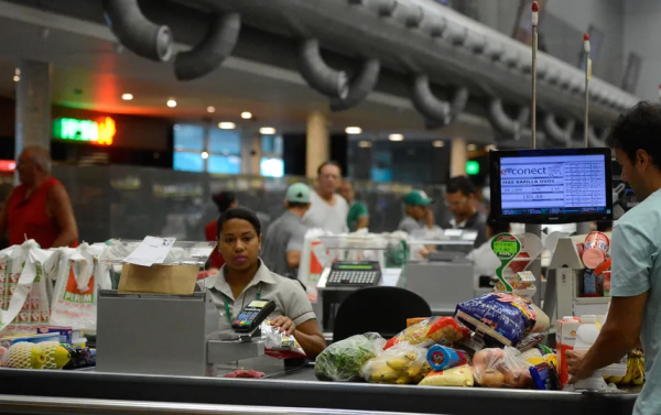 Confederação Nacional do Comércio lança campanha para pedir que PEC do fim da escala 6x1 não seja votada antes das eleições 48 trabalhadora em escala 6x1