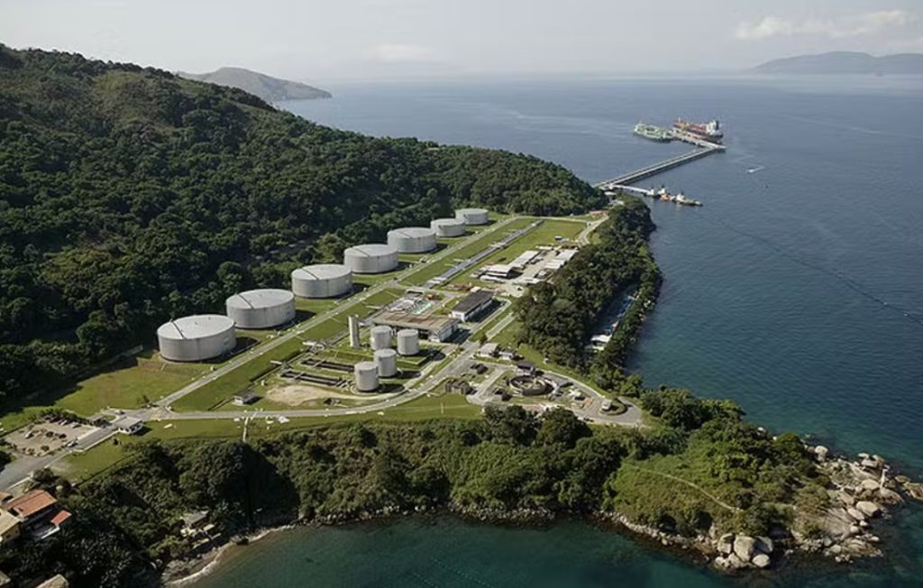 Baía da Ilha Grande: com histórico de interdições por vazamento, Transpetro volta a tentar ampliar terminal de petróleo em Angra dos Reis