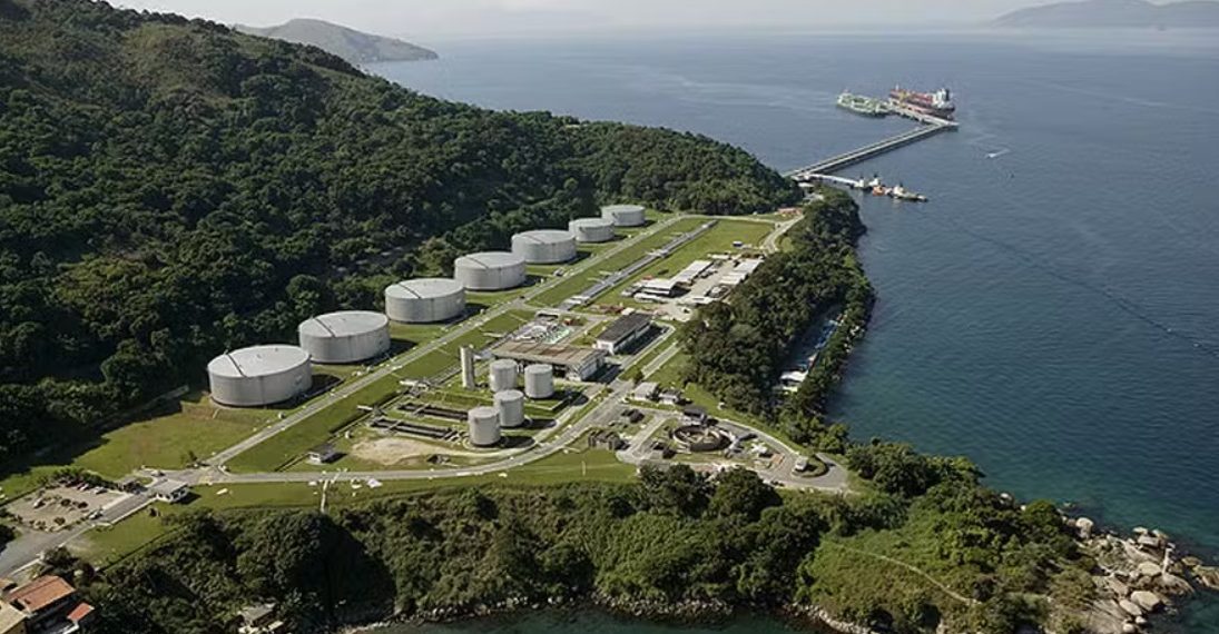 O terminal tem um histórico de multas e interdições por vazamentos