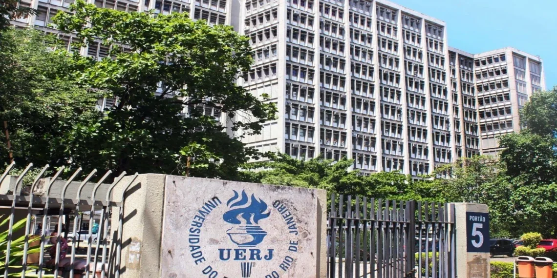 Fora da curva: TCE-RJ aponta desvio de finalidade em projeto da Uerj e manda apurar possível dano em repasse de R$ 141 milhões 48 Entrada do campus da UERJ, responsável pelo projeto que teve desvio de finalidade apontado pelo TCE-RJ e recebeu acréscimo de R$ 141 milhões no orçamento.