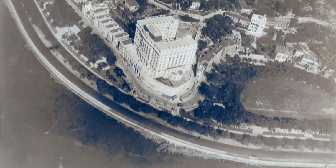 No Russel, a orla revigorada de uma praia que não existe mais 48 O Hotel Glória ao ser inaugurado à beira da praia do Russel em 1922: um século depois, orla revigorada de uma praia inexistente.
