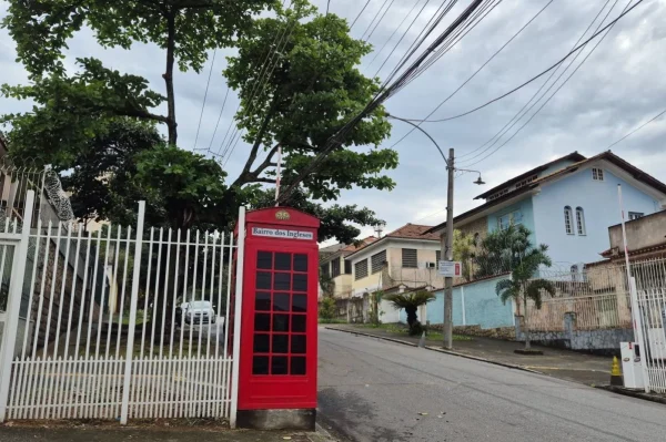 Cabine imitando ícone londrino na entrada do bairro: rastros ingleses na Zona Norte carioca 
